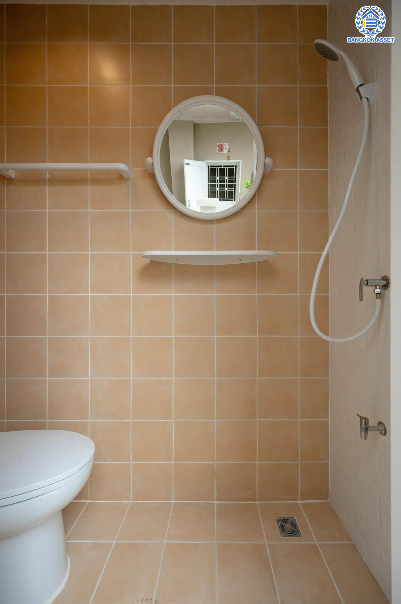 บ้านมือสองตกแต่งใหม่ โครงการ นาราวัลย์ บรมราชชนนี เนื้อที่ 71.8 ตร.ว. ฟังก์ชัน 3 ห้องนอน 4 ห้องน้ำ 1 ห้องแม่บ้าน จอดรถได้ 2 คัน บนพื้นที่ใช้สอยเกือบ 220.58 ตร.ม. พร้อมพื้นที่สีเขียวสนามหญ้ากว้างขวาง ตอบโจทย์ครอบครัวใหญ่ บนทำเลศักยภาพ เชื่อมต่อทั้งถนนกาญจนาภิเษก และทางคู่ขนานลอยฟ้าบรมราชชนนี ใกล้ ม.มหิดล, สถานีขนส่งสายใต้ใหม่ และเซ็นทรัลปิ่นเกล้า